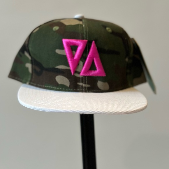 Limited Edition Thick as Thieves Signature Logo SnapBack Cap- Camo/White/Pink - Picture 6 of 6
